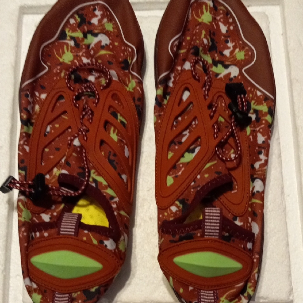 Vivay tiamou vibrant Water Shoes with Abstract Design sport red/ green sz 46